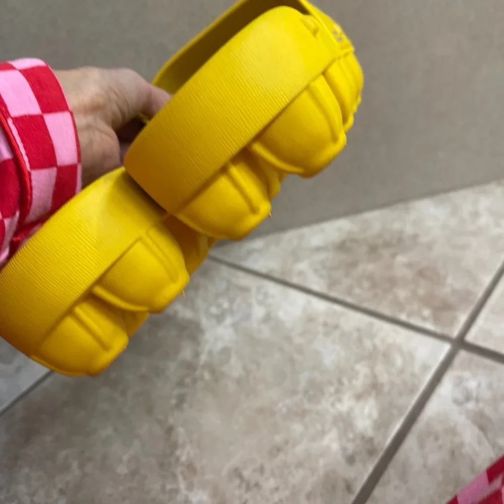 Meow Wolf Omega‎ Mart Cage-Free Toes Yellow Egg Carton Slides Men 10.5 women 12